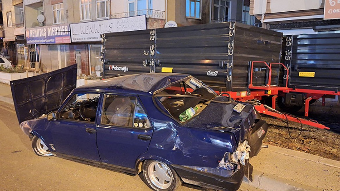 Samsun'da otomobil trafoya çarptı
