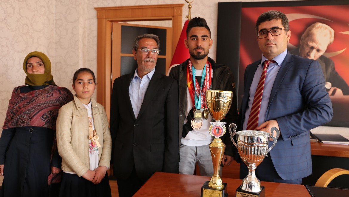 Milli Sporcu Sezgin Ataç'tan Kaymakam Çetin'e Ziyaret
