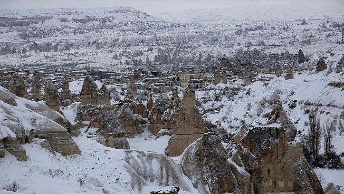 Karla beyaza bürünen Kapadokya hayranlık uyandırıyor