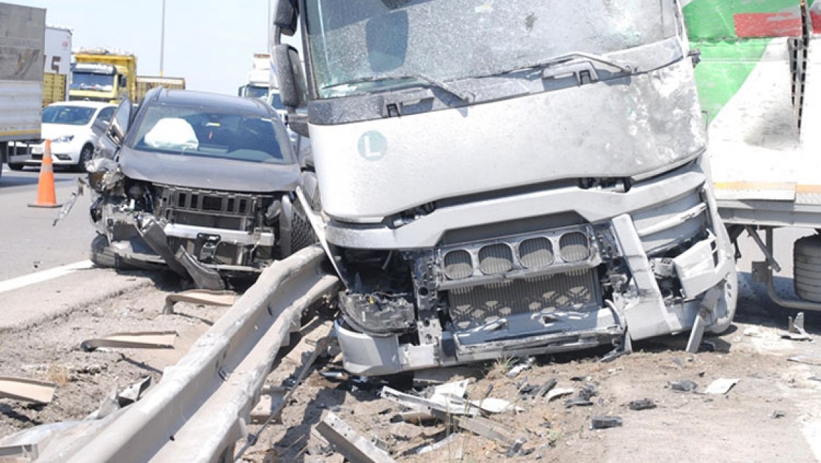 İstanbul TEM Otoyolu'nda 6 aracın karıştığı trafik kazası