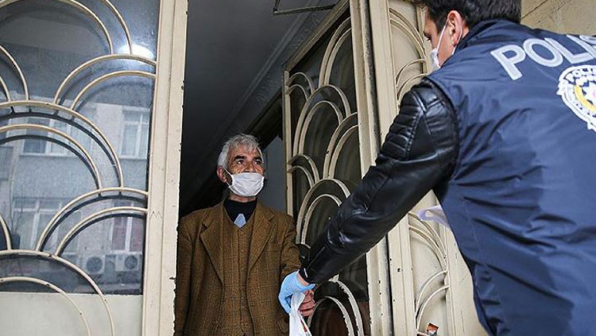 İstanbul'da 65 ve üzeri yaştaki vatandaşlara ücretsiz kolonya ve maske dağıtımına başlandı