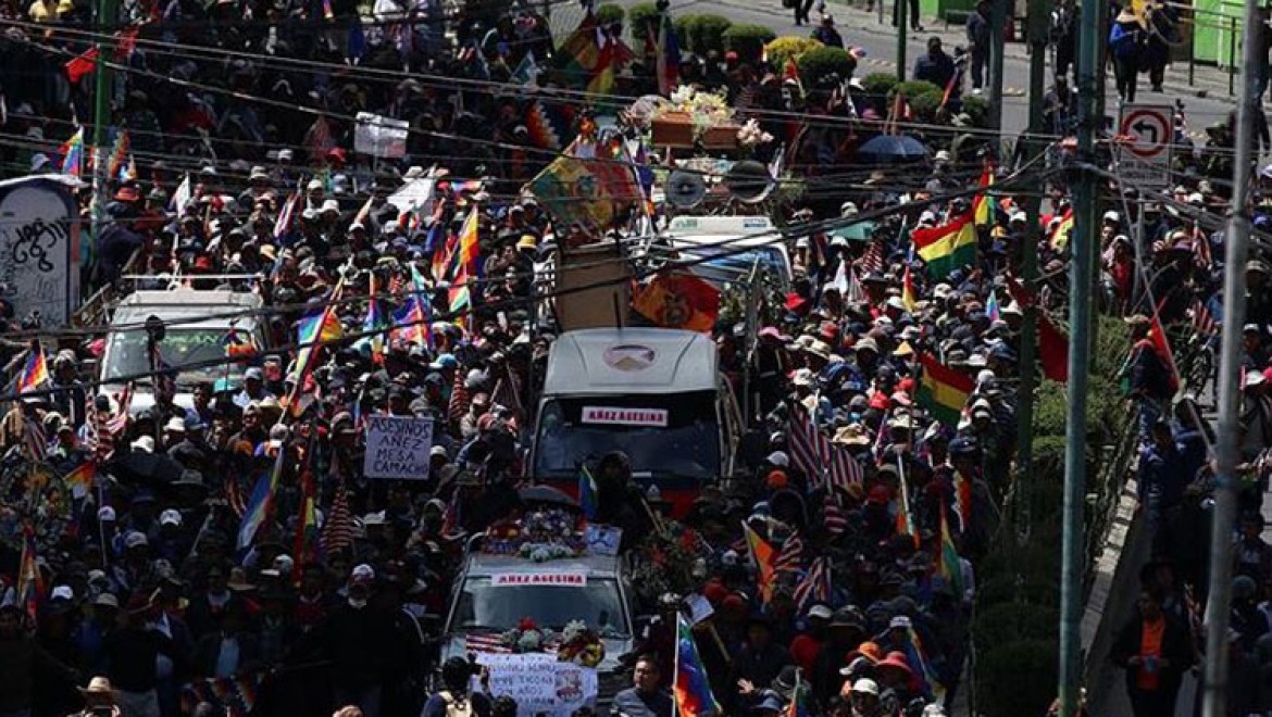 Bolivya'da cenazeleriyle yürümek isteyen protestoculara müdahale