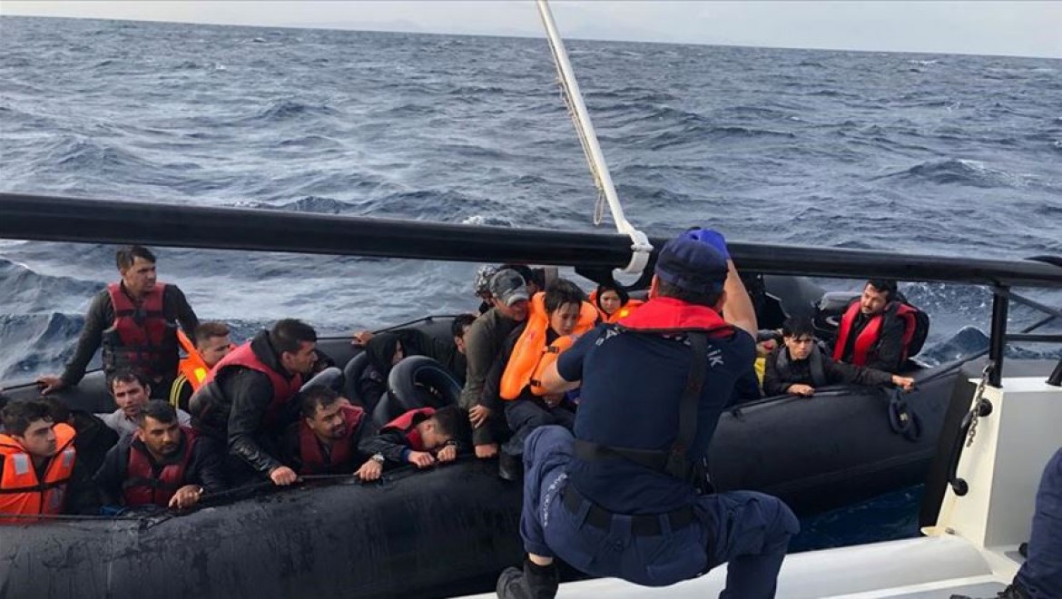 Ege Denizi'nde 30 düzensiz göçmen yakalandı