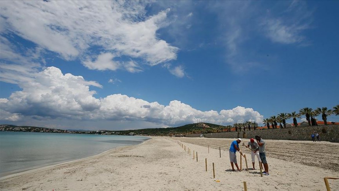 Çeşme'deki Ilıca Plajı'nda 'sosyal mesafe locası' oluşturuldu
