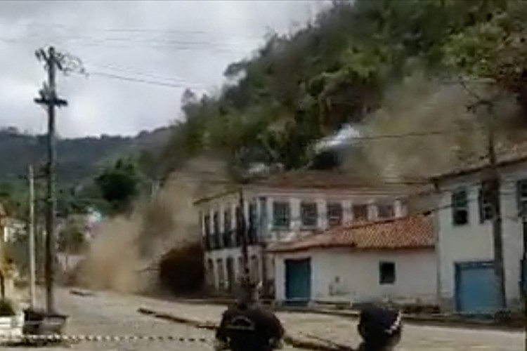 Brezilya'da heyelan nedeniyle binlerce kişi tahliye edildi