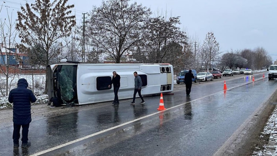 Kastamonu'da cenazeye gidenleri taşıyan otobüs devrildi