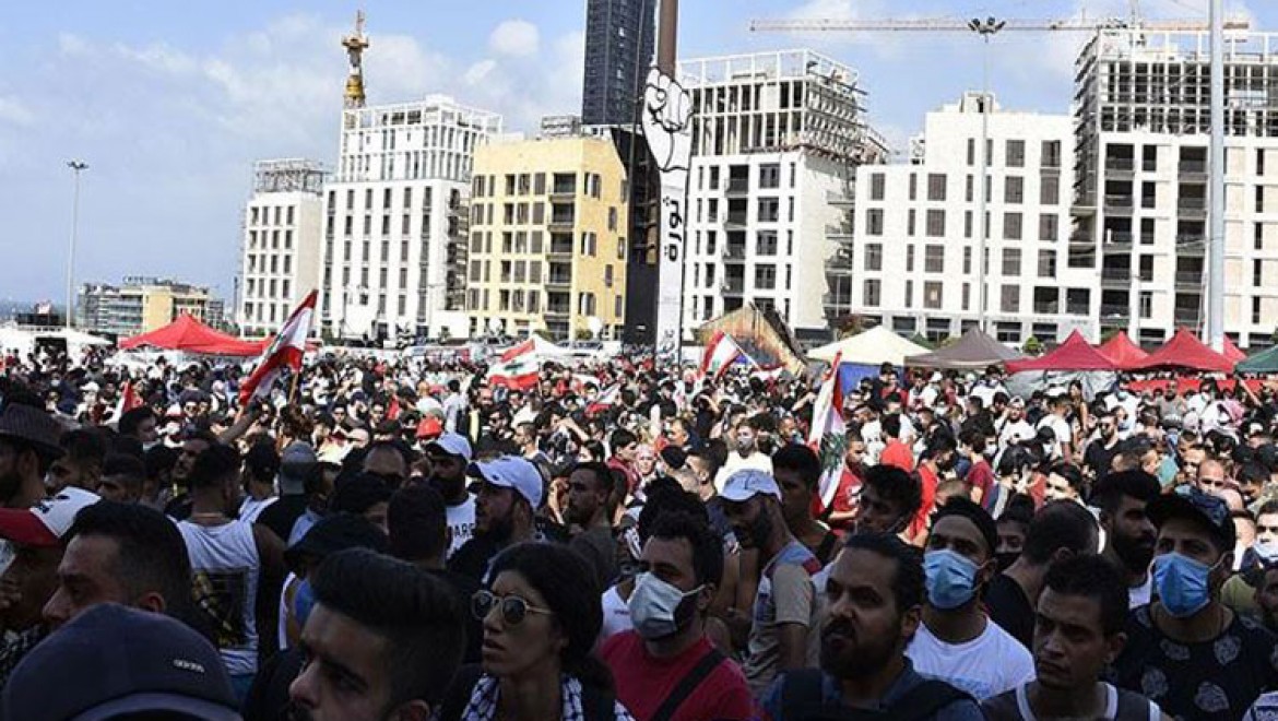 Lübnanlılar Beyrut Limanı'ndaki patlamadan sorumlu tuttukları yetkilileri protesto etti