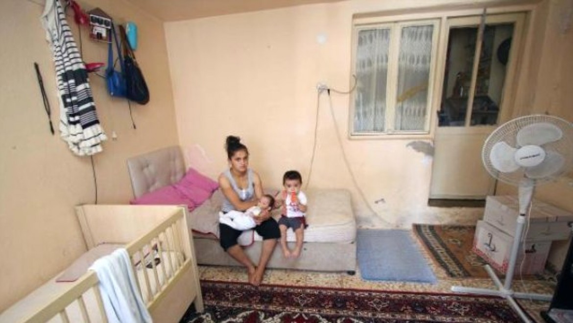 2 Bebeğiyle Yokluk İçinde Yaşamaya Çalışan Anneye Belediye El Uzattı
