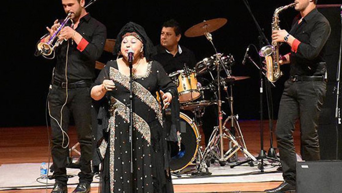 'Çingeneler Kraliçesi' İstanbul'da konser verdi