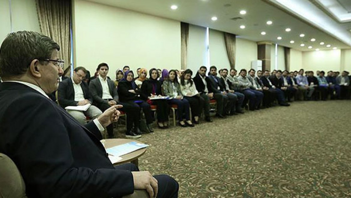 Davutoğlu AK Partili gençlerle buluştu