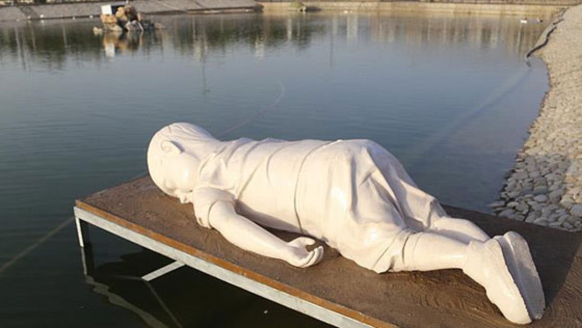 Irak'ta heykeli dikildi