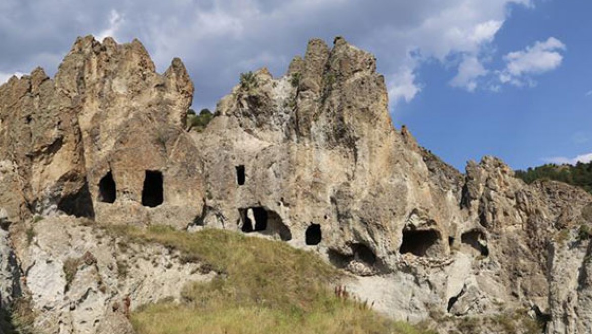 Kayalıklardaki manastır turizme kazandırılmayı bekliyor