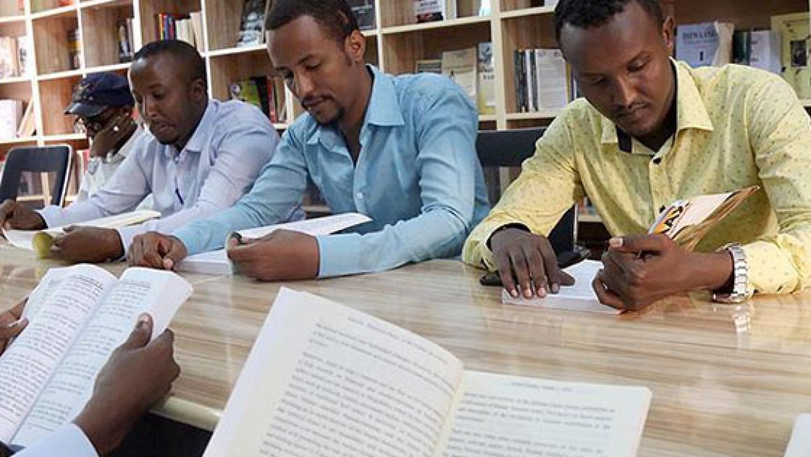 Somali'de gençlerden okumaya teşvik girişimi