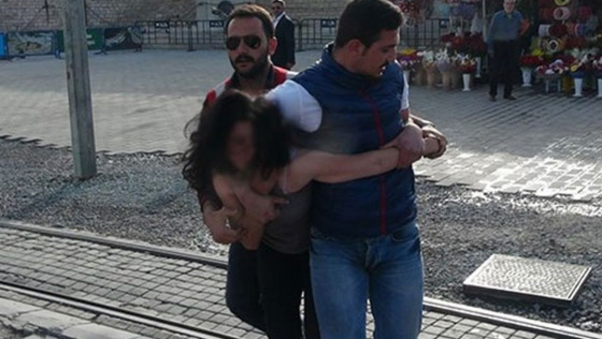 Taksim'de bıçaklı kadın panik yarattı