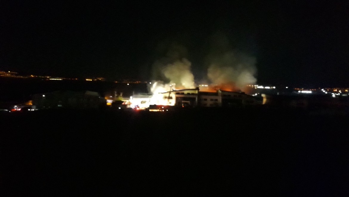 Avnavutköy'deki Fabrika Yangını Kontrol Altına Alındı