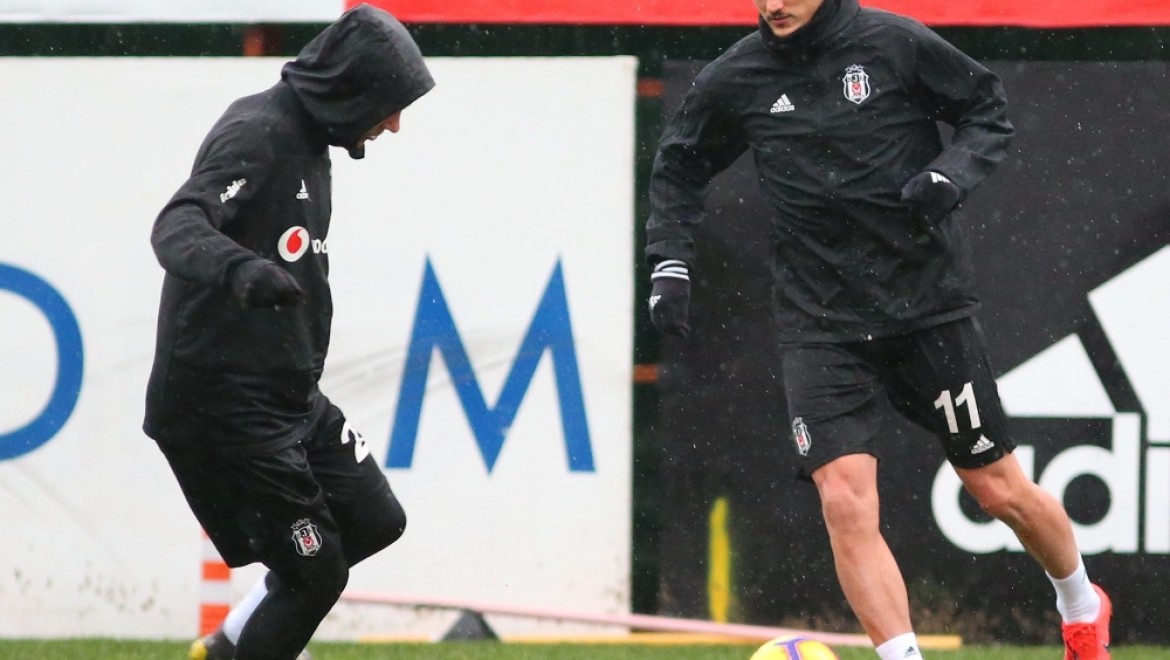 Beşiktaş Sağanak Yağmur Altında çalıştı