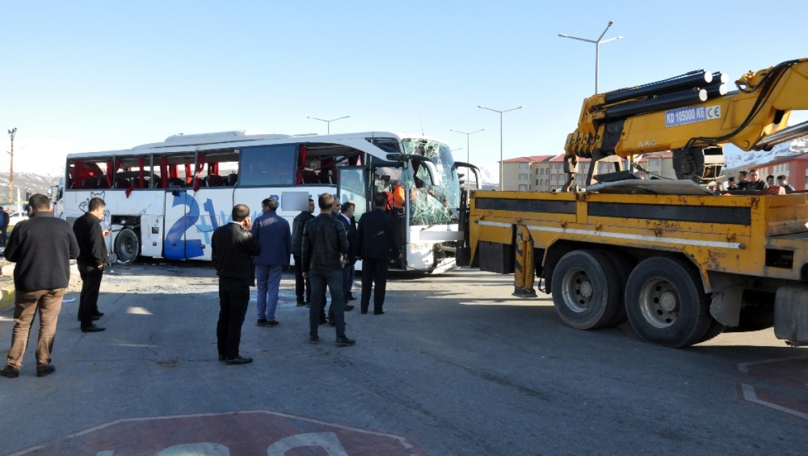 Bitlis’te Yolcu Otobüsü İle Tır çarpıştı: 34 Yaralı
