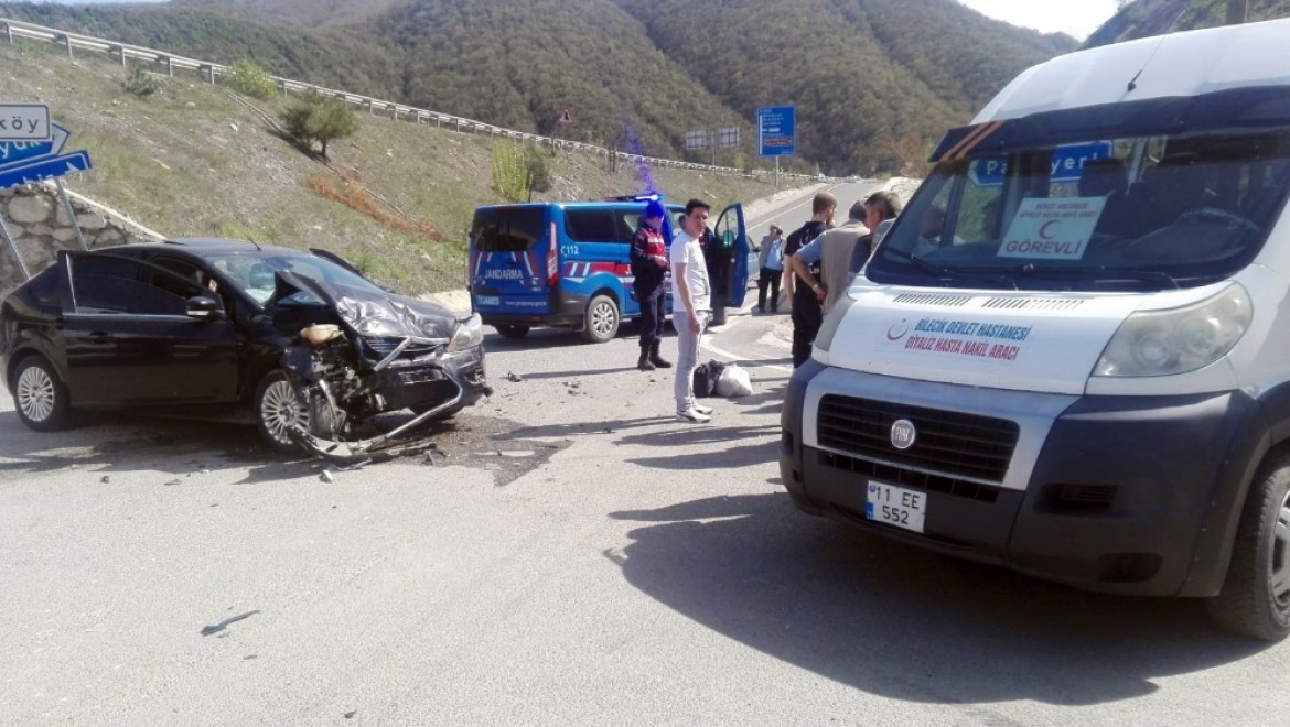 Diyaliz Hastalarını Taşıyan Minibüs İle Otomobil çarpıştı: 5 Yaralı