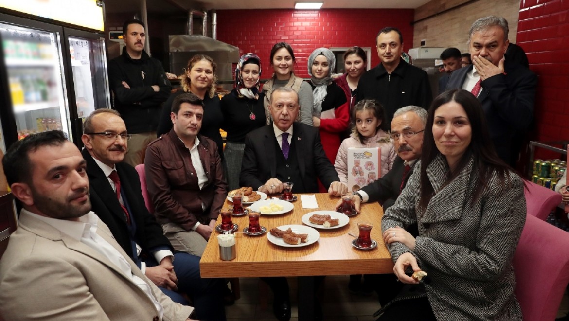 Erdoğan Vatandaşlarla çay İçip Simit Yedi