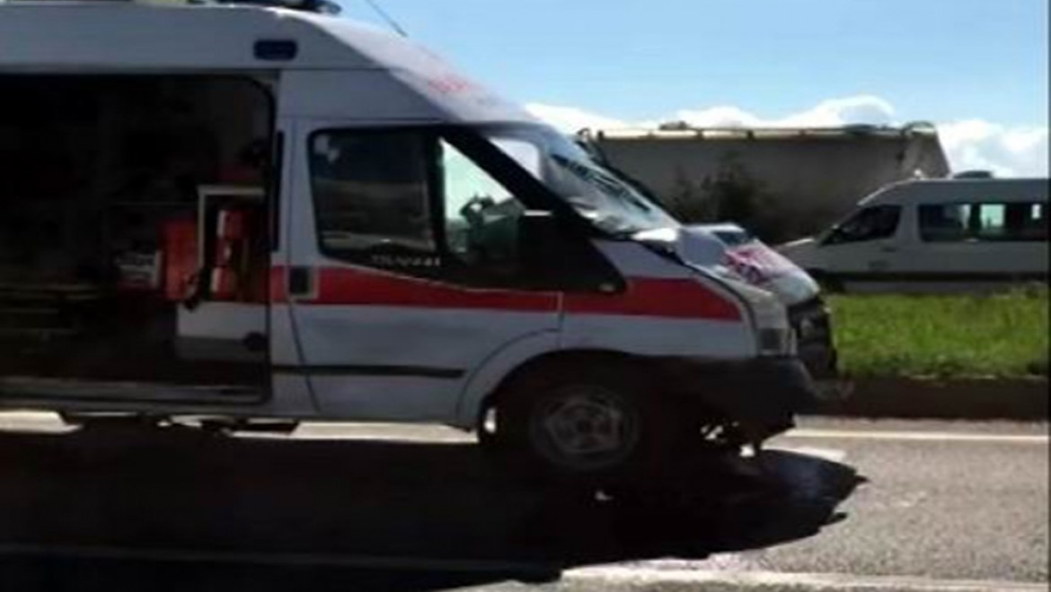 Erken Doğan Bebeği Taşıyan Ambulans Otomobile çarptı