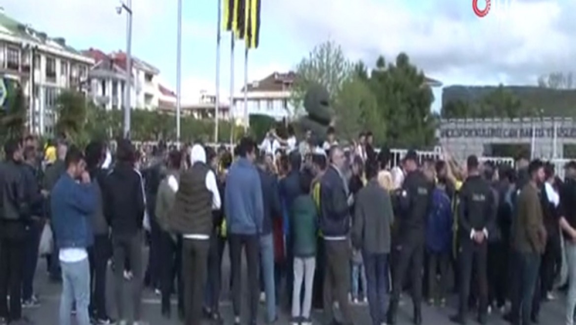 Fenerbahçeli Taraftarlar Tesislere Akın Etti