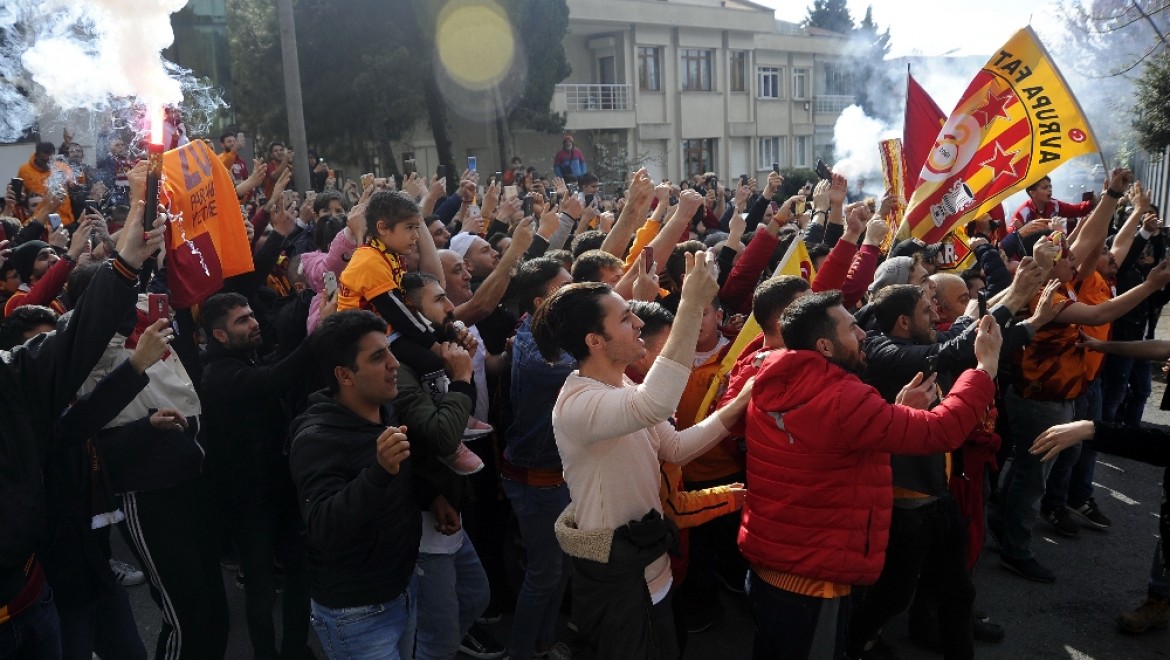 Galatasaray, Kadıköy'e Hareket Etti