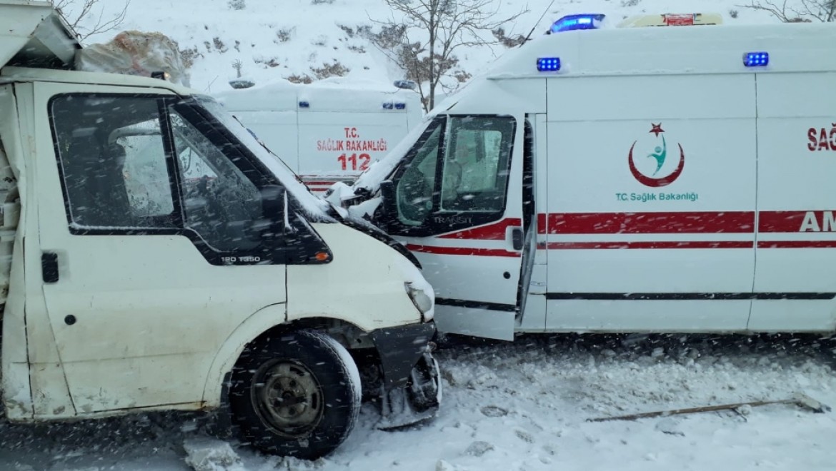 Ambulans İle Kamyonet çarpıştı: 4 Yaralı