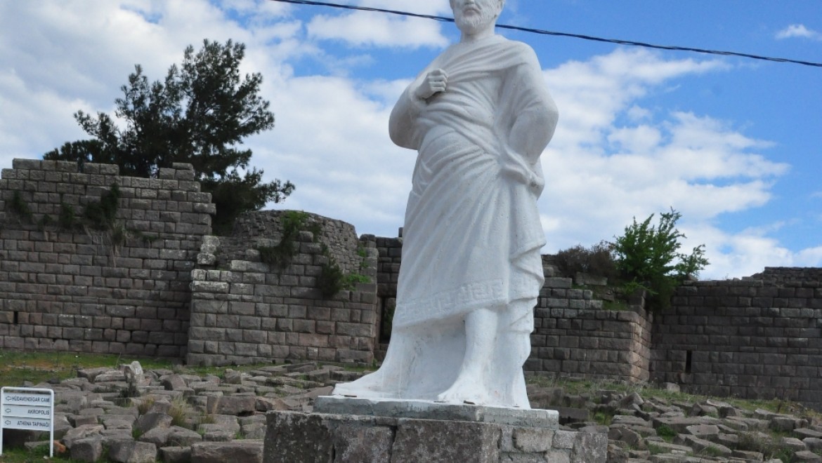 Aristo heykeli yenilendi