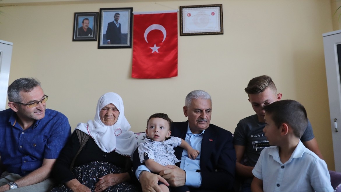Başbakan Yıldırım'dan 15 Temmuz şehidinin ailesine ziyaret