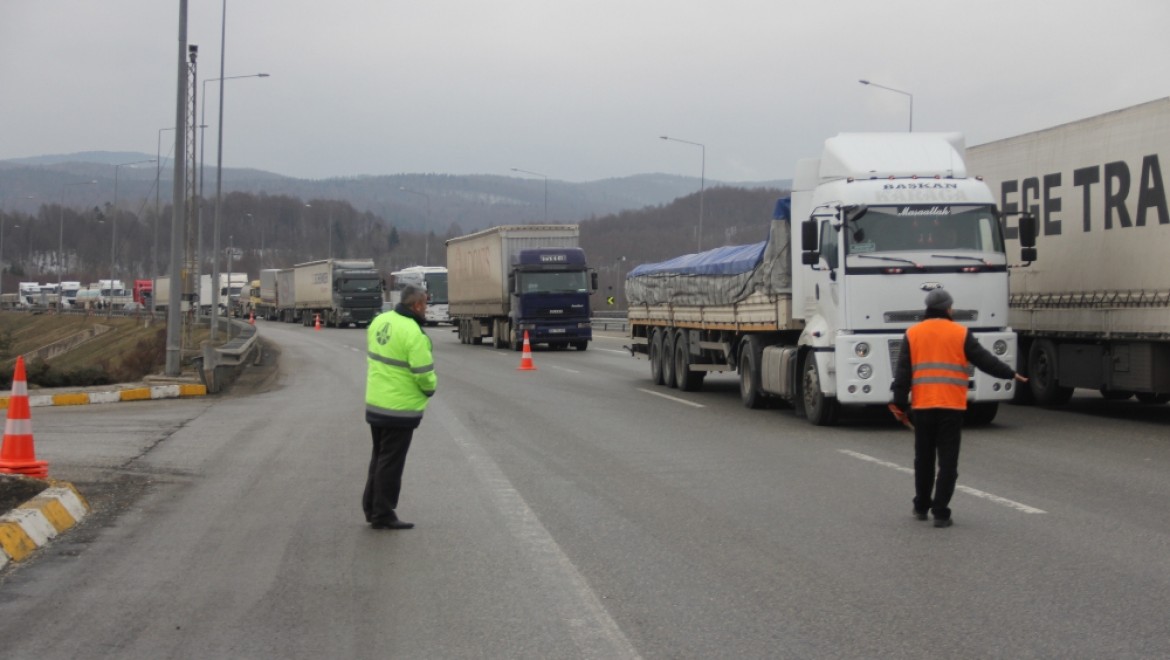Bolu Dağı Tüneli'ndeki kaza İstanbul yönünü trafiğe kilitledi