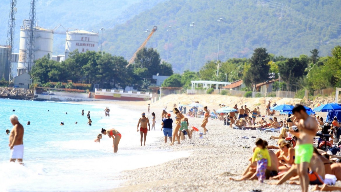 Burası Antalya: İnsanlar denizde