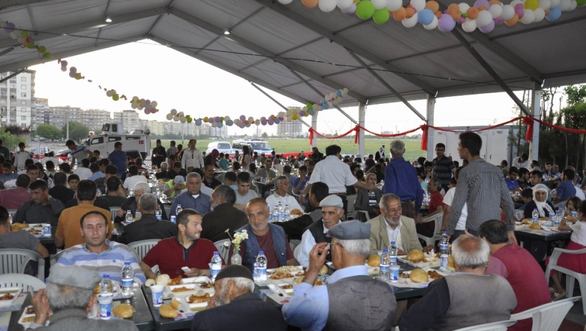 CHP Diyarbakır'da ilk defa iftar çadırı açtı
