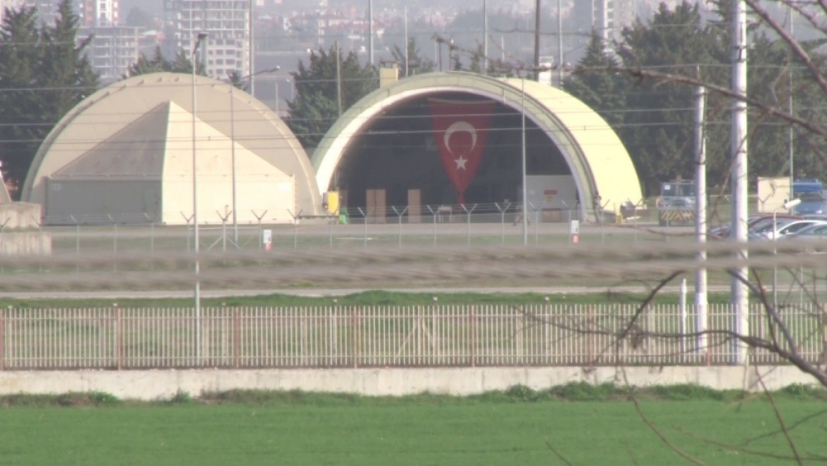 F-16 hangarına dev Türk bayrağı