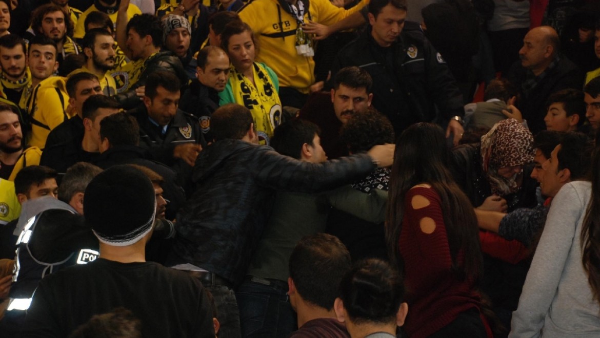 Fenerbahçe maçında taraftarlar arasıdna gerginlik