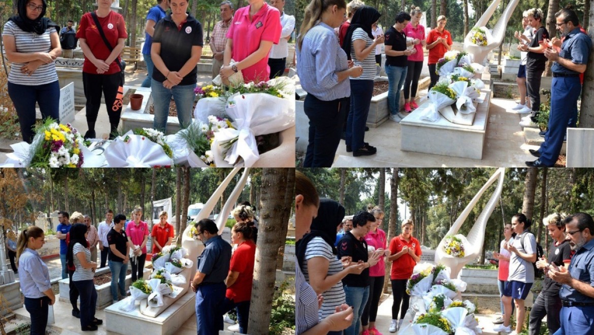 G.Saraylı oyuncular Özgecan'ın kabrini ziyaret etti