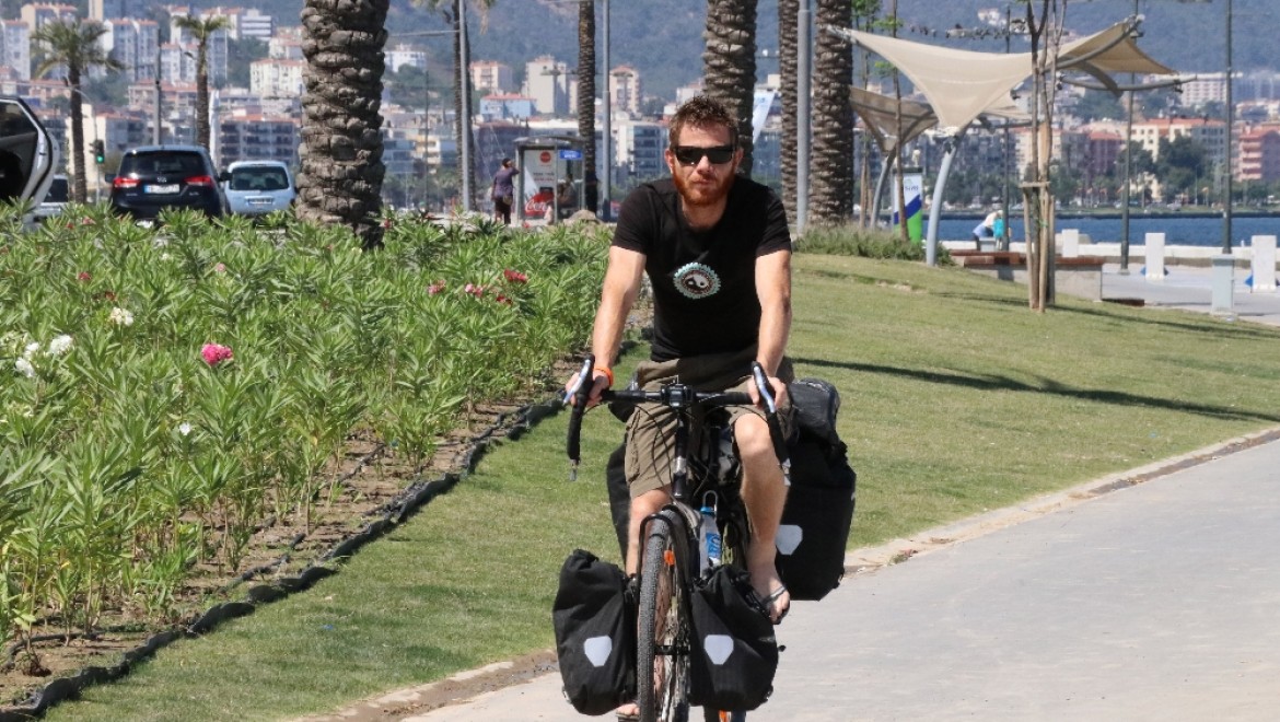 Hollanda'dan bisikletle İzmir'e geldi 
