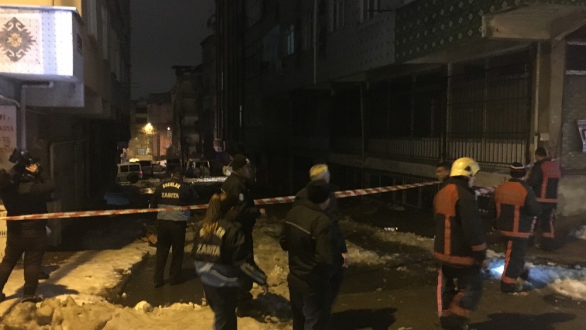 İstanbul'da bir apartmanın çatısı çöktü