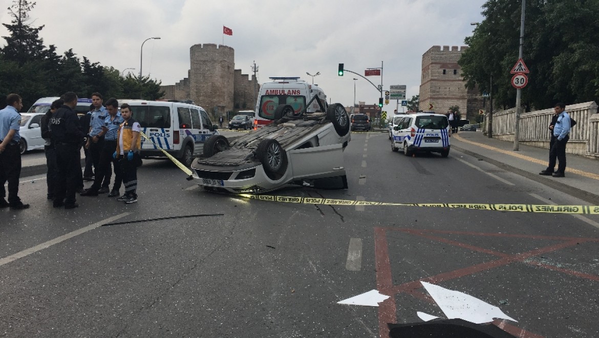 İstanbul'da otomobil minibüse çarptı: 1 ölü