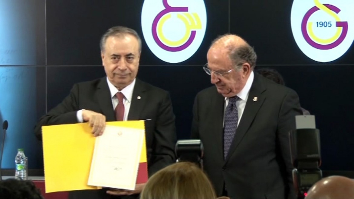 Galatasaray'da yeni Başkan Mustafa Cengiz mazbatasını aldı