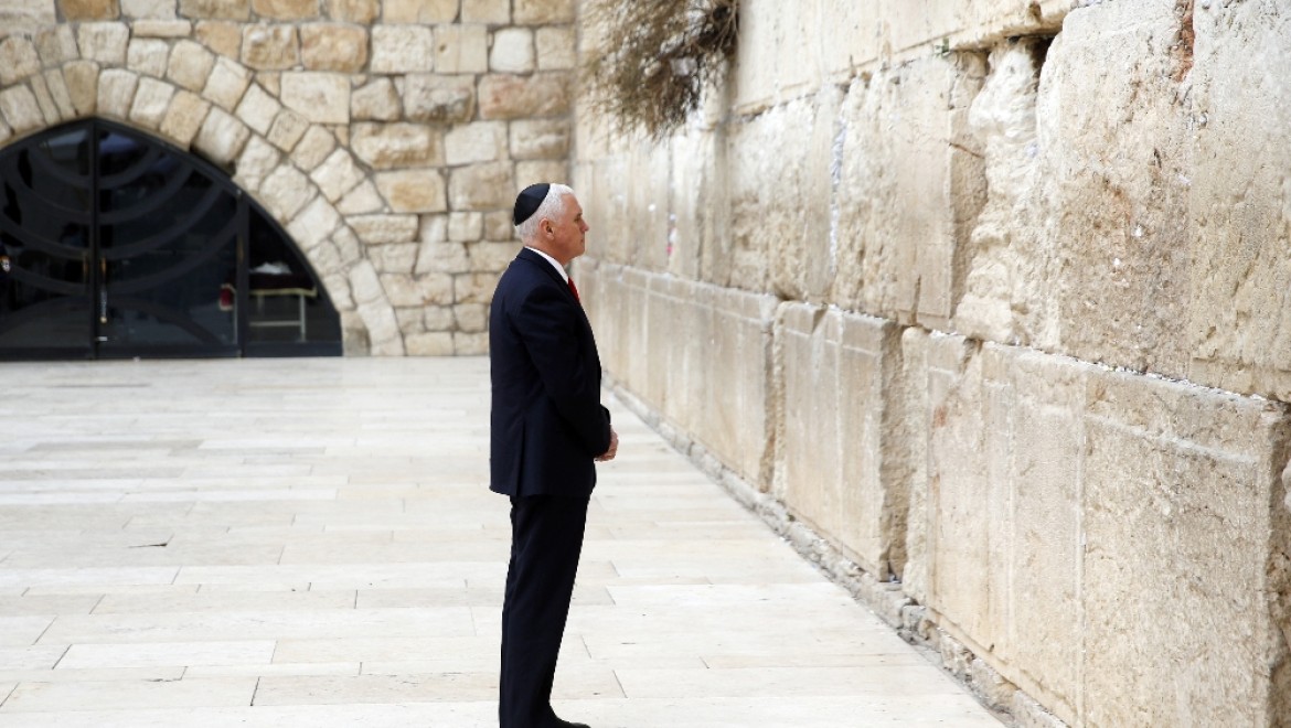 Mike Pence Ağlama Duvarını ziyaret etti