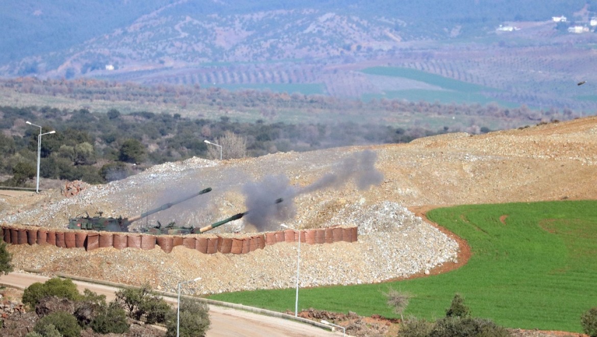TSK, Afrin'i obüslerle bombardımana tutuyor