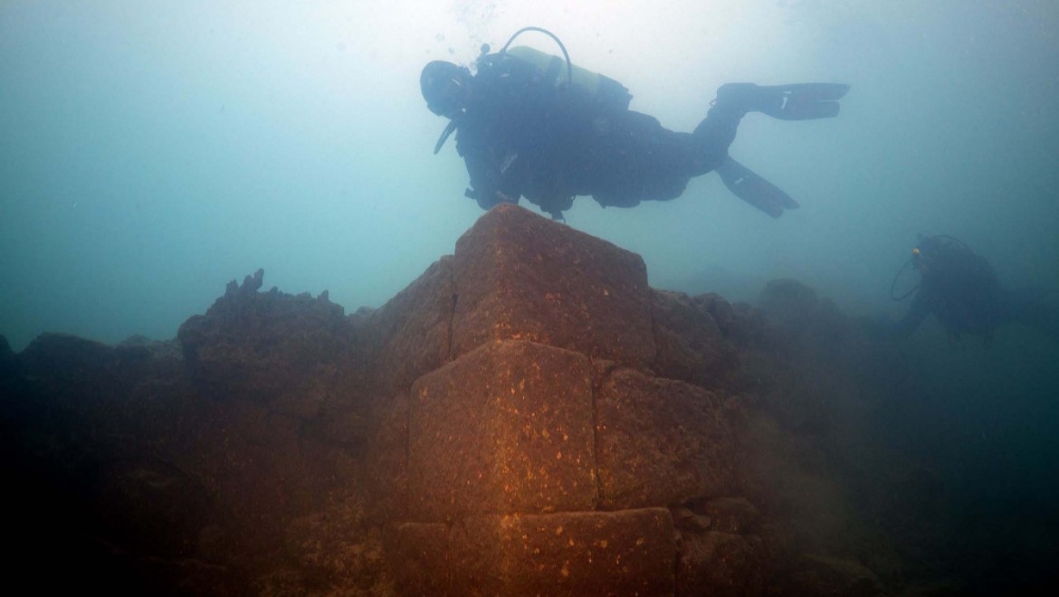 Van Gölü'nde 3 bin yıllık kale bulundu