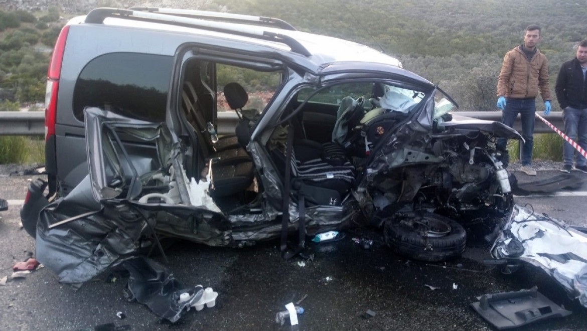 Hafif Ticari Araçla Otomobil çarpıştı: 2 ölü, 3 Yaralı