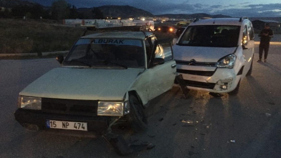 İki Araç çarpıştı: Ön Koltuğa Oturtulan Küçük Kız Ağır Yaralandı