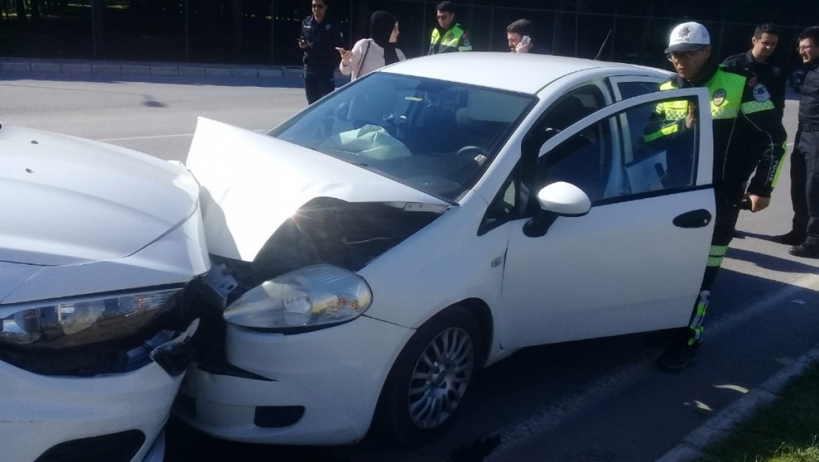 İki Otomobil çarpıştı: 4 Yaralı