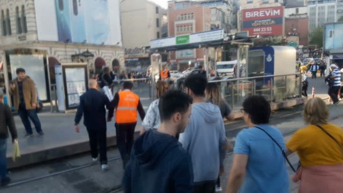 Karaköy’de Turistlerin Tramvay Kavgası Kamerada