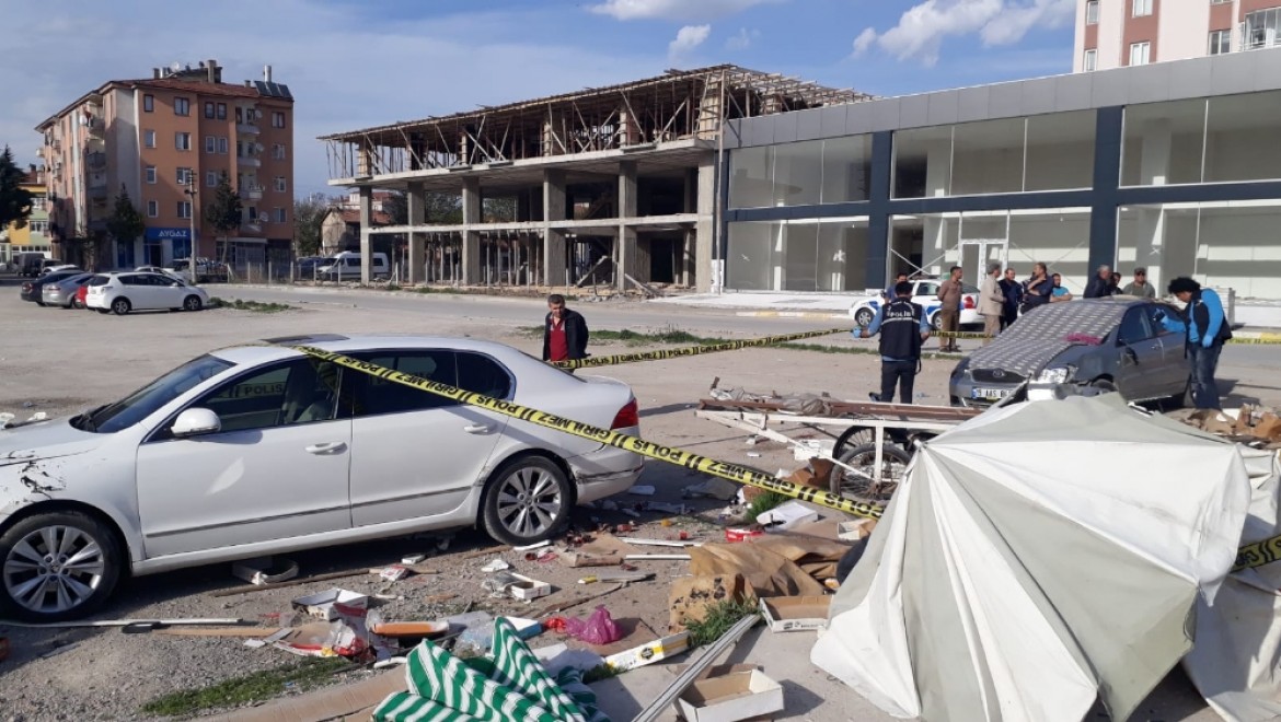 Kaza Yapan Otomobil Seyyar Satıcıların Arasına Daldı: 1 ölü, 2 Yaralı