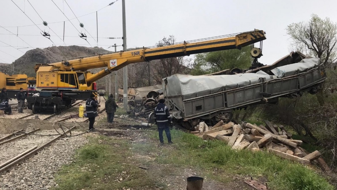 Malatya’da Tren Kazasındaki Enkaz Kaldırma çalışmaları Sürüyor