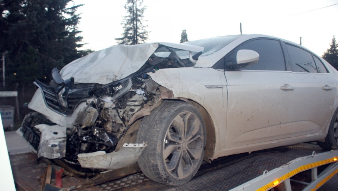 Otomobil İle Servis Aracı çarpıştı: 7’si öğrenci 10 Yaralı