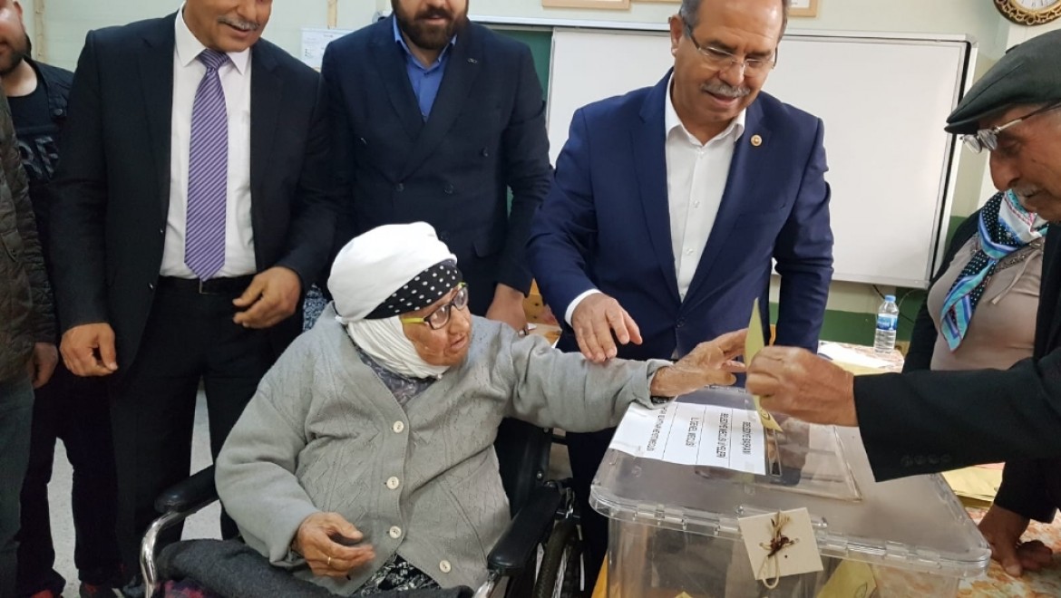Şehit Annesi, 80 Yaşındaki Oğluyla Oy Kullandı